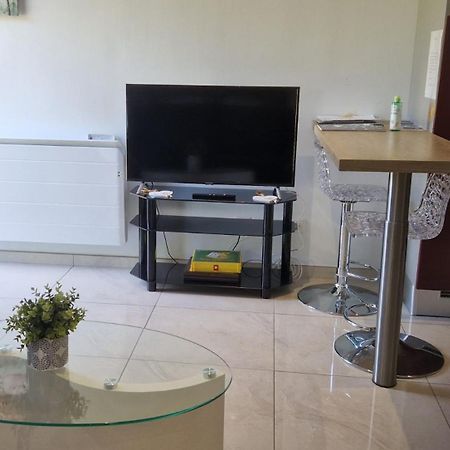 Appartement Au Paradis des Crins avec un studio rez de chaussée jardin et studio en duplex avec terrasse à Templeuve-en-Pevele Extérieur photo